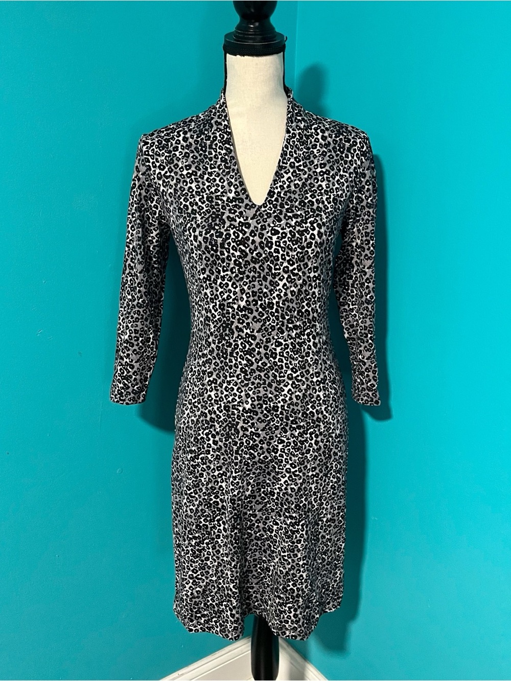 J McLaughlin XS Black Gray Leopard Print Catalina Cloth Safari V-Neck Dress